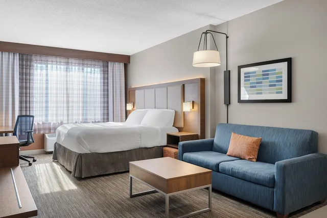جناح بسرير كينج مع أريكة، Holiday Inn Express Suites Coralville 3/5