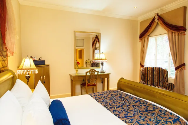 غرفة فاخرة بسرير كوين، The Angels Place Boutique Hotel 1/2