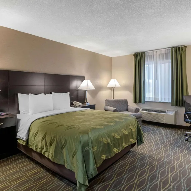 Room, King Bed, Queen Bed, Quality Inn & Suites Des Moines - Merle Hay Road 1/4