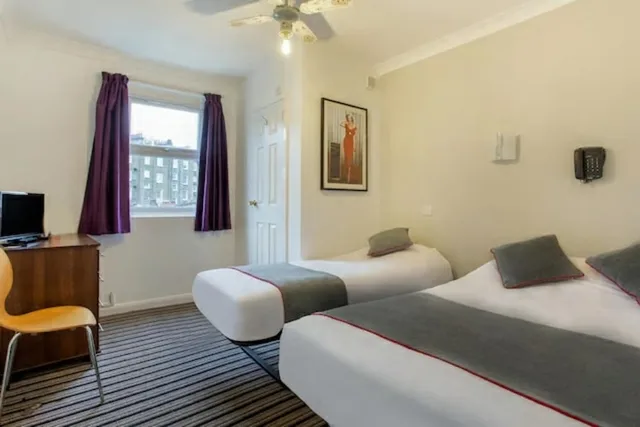 غرفة قياسية ثلاثية بسرير مزدوج وسرير فردي، Enrico Hotel 1/4