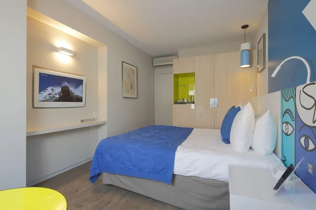 غرفة بسرير مزدوج بإطلالة على الحديقة بشرفة، HOTEL NAPOLEON 2/6