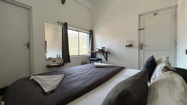 غرفة قياسية بسرير كوين بإطلالة على النهر، Bunk Stay Rishikesh 2/9