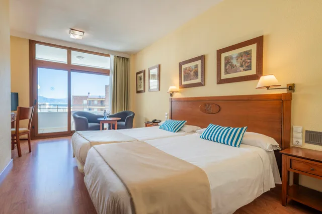 Superior, Triple, Lateral Side Sea View، Leonardo Hotel Torremolinos Costa del Sol 2/5