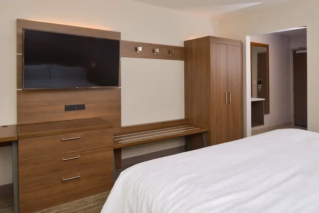جناح بسرير كينج بمنطقة جلوس، Holiday Inn Express And Suites Ottumwa 2/8