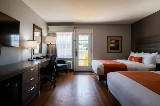 غرفة قياسية بسريرين كوين يُسمح فيها بالحيوانات الأليفة في الطابق الأرضي، Amsterdam Inn & Suites Moncton 2/2