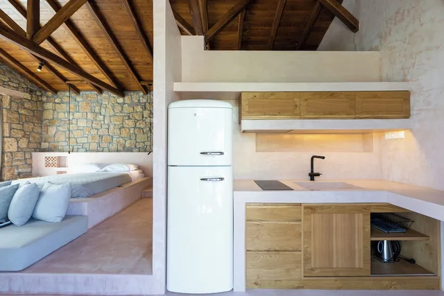 Stone, Junior Suite, Queen Bed, Pool View، Fillis House 2/3