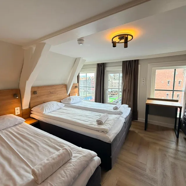 غرفة رباعية، Continental Hotel 1/10