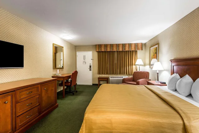 غرفة بسرير كينج لذوي الإعاقة، Quality Inn Near China Lake Naval Station 1/3