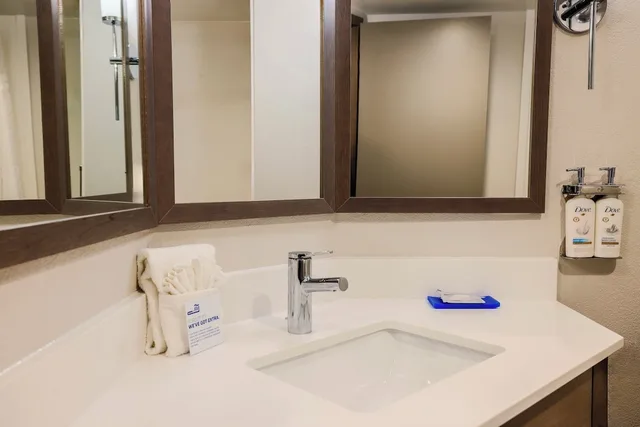 غرفة قياسية بسرير كينج، Holiday Inn Express Burlington 8/8