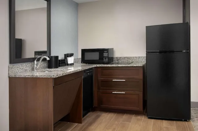 جناح بسرير كينج بغرفتين مع أريكة بمطبخ لذوي الإعاقة، Embassy Suites Springfield 5/5