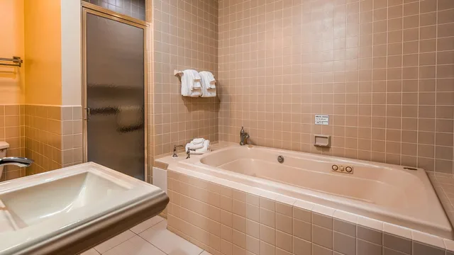 Suite, King Bed, Water View, Sofa, Jetted Tub، Best Western Plus the Inn And Suites At the Falls 2/2