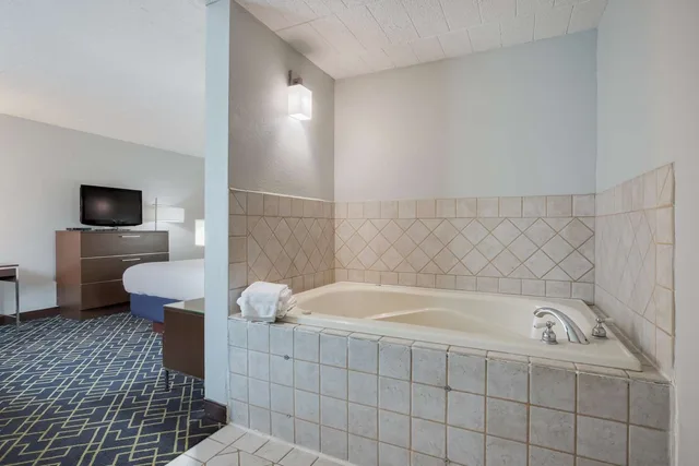 غرفة بسرير كينج مع أريكة، Best Western Hunt's Landing Hotel Matamoras/Milford 9/9