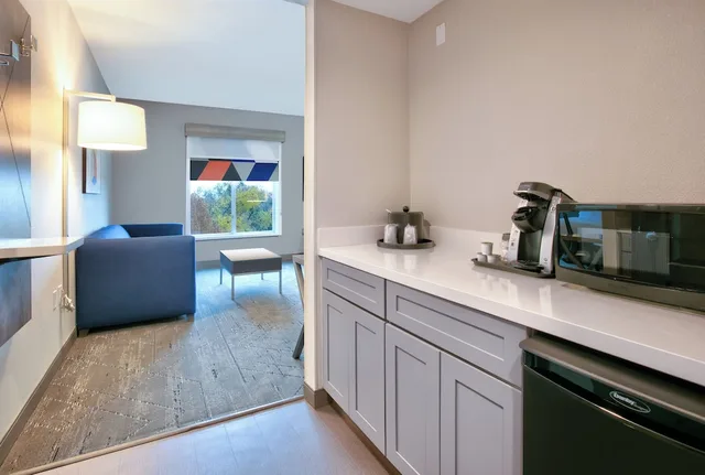 غرفة قياسية بسرير كينج مع أريكة، Holiday Inn Express Amp Suites North Dallas At Preston 9/10