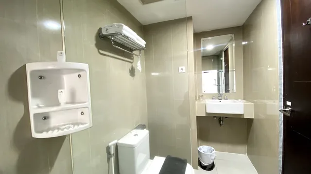 غرفة ديلوكس بسرير كينج بإطلالة على المدينة بغرفة نوم واحدة، Merapi Merbabu Hotels Resort Bekasi 6/7