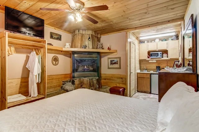 غرفة بسرير كوين، Heavenly Valley Lodge 1/2