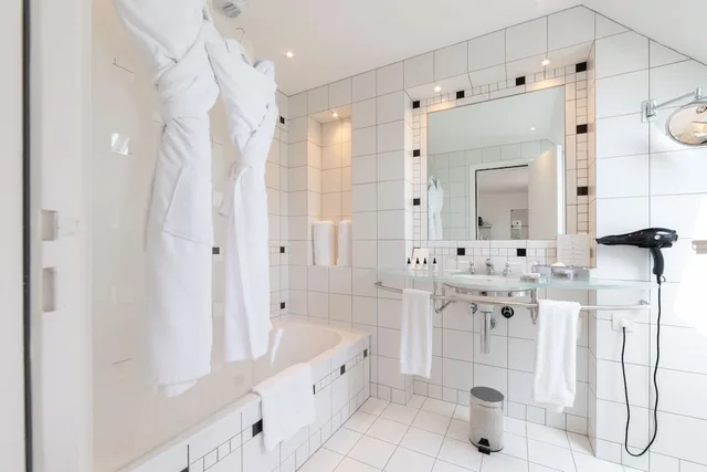 غرفة كلاسيكية بسريرين منفصلين بإطلالة على البحر، L Agapa Hotel Spa Nuxe 6/7