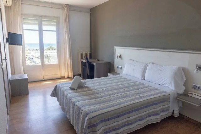 غرفة ديلوكس بسرير كوين بإطلالة على البحر بشرفة، Hotel Planas 1/9