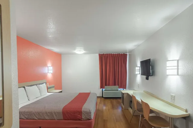 غرفة بسرير كينج لذوي الإعاقة، Motel6 Oklahoma City, OK - South 2/10