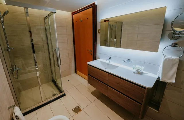 جناح ملكي بمسبح خاص للمدخنين، Villaggio Hotel and Resort Abu Dhabi 5/6