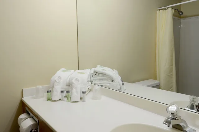 غرفة قياسية بسرير كينج بإطلالة جزئية على البحر، Hampton House Hotel 9/9