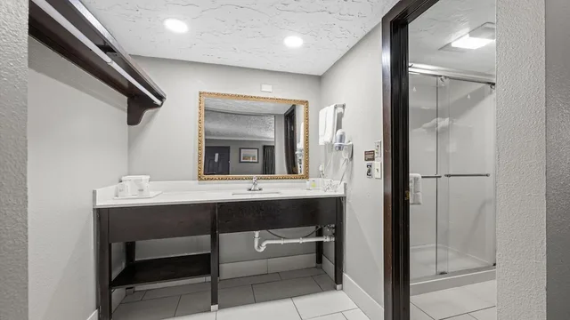 غرفة بسرير كينج لذوي الإعاقة، Super 8 by Wyndham Norman West OK 3/5