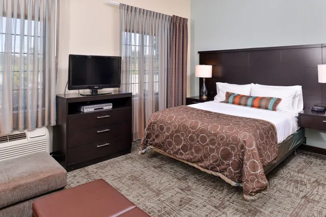 جناح بسرير كوين بغرفة نوم واحدة بمطبخ لذوي الإعاقة، Staybridge Suites O Fallon Chesterfield 2/5