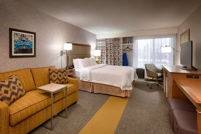 غرفة بسرير كينج مع أريكة، Hampton Inn Salt Lake City-Downtown 2/4