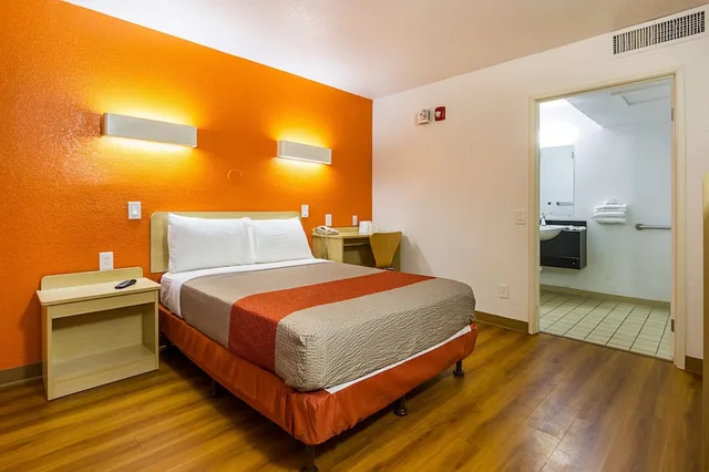 غرفة قياسية بسرير كوين، Motel6 Mesa, AZ - North 4/8