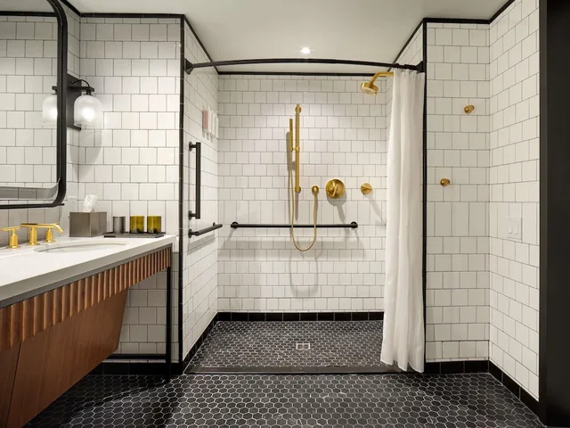 Deluxe, Suite, Double Bed, Accessible, 21c Museum Hotel St Louis 2/2