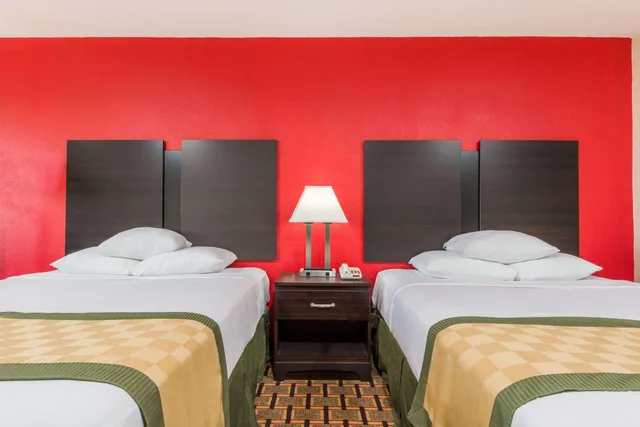 غرفة ديلوكس رباعية بسريرين كوين، Days Inn By Wyndham Muncie -Ball State University 2/2