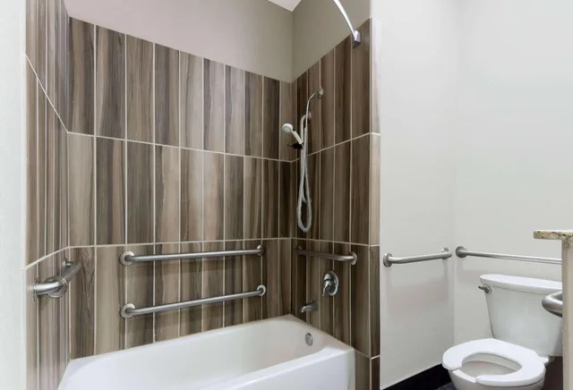 غرفة بسرير مزدوج لذوي الإعاقة، Super 8 by Wyndham San Antonio Near Fort Sam Houston 2/2