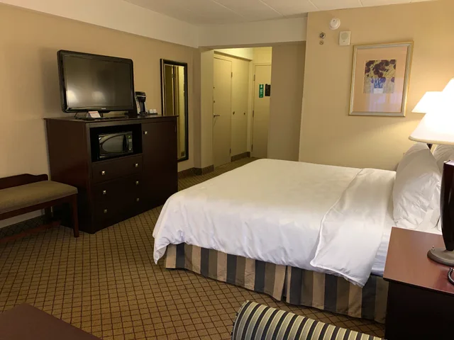 غرفة بسرير كينج، Holiday Inn Johnstown-Downtown 2/5