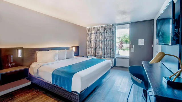 غرفة بسرير كينج لذوي الإعاقة، Motel6 Louisville, KY - Airport - Fair Expo 4/10
