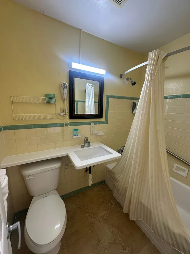 Room, 2 Queen Beds, Super Inn By Oyo Daytona Beach Near Airport 5/5