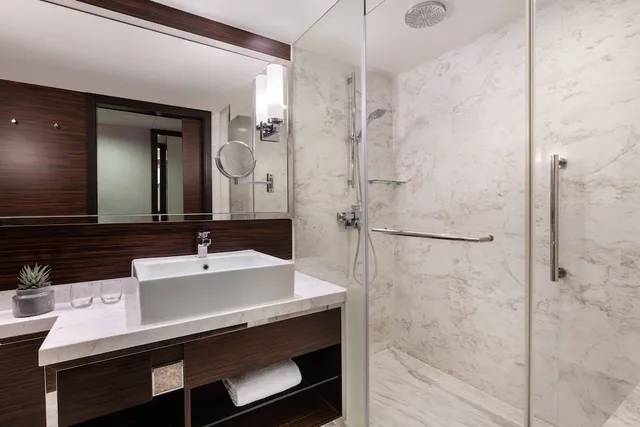 Room, King Bed, Sea View, Hong Kong Skycity Marriott Hotel 6/6