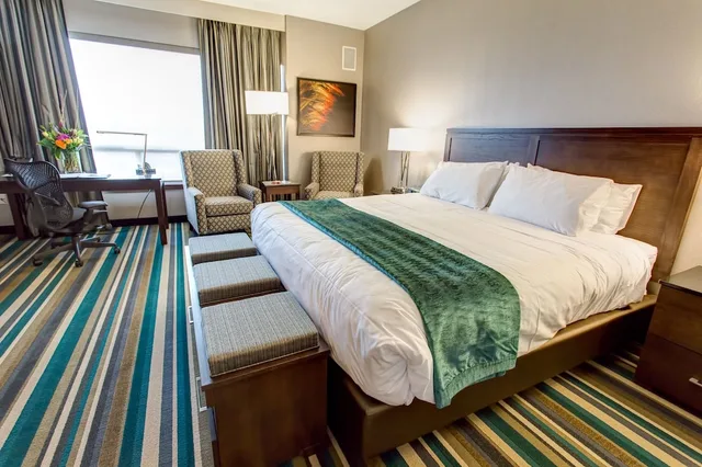 Signature, King Bed, Hotel Blackfoot 2/6