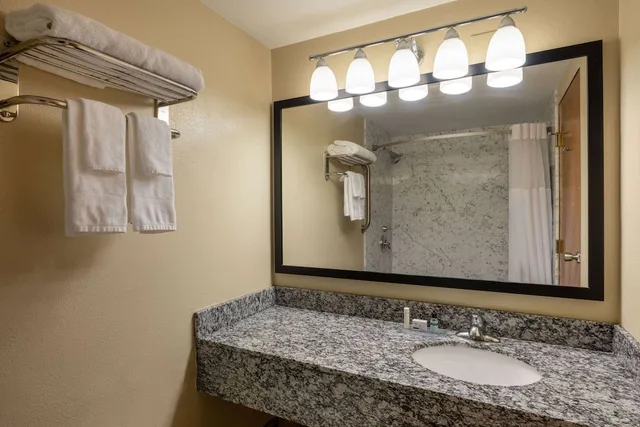 غرفة بسرير كينج، Americinn by Wyndham Cedar Rapids North 5/6
