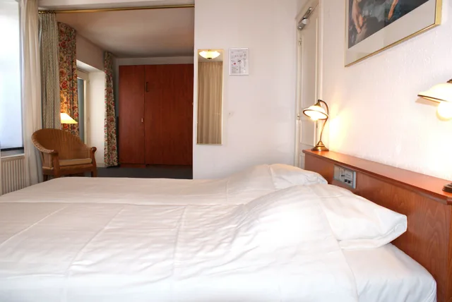غرفة عائلية بسرير مزدوج وسريرين منفصلين، Fletcher Hotel-Restaurant La Ville Blanche 1/8
