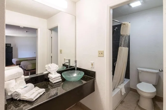 غرفة بسرير كينج بمطبخ، Studio6 Arlington, TX 8/10