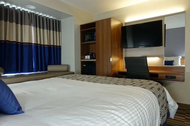 Room, Queen Bed, Microtel Inn & Suites By Wyndham Sault Ste. Marie 5/10