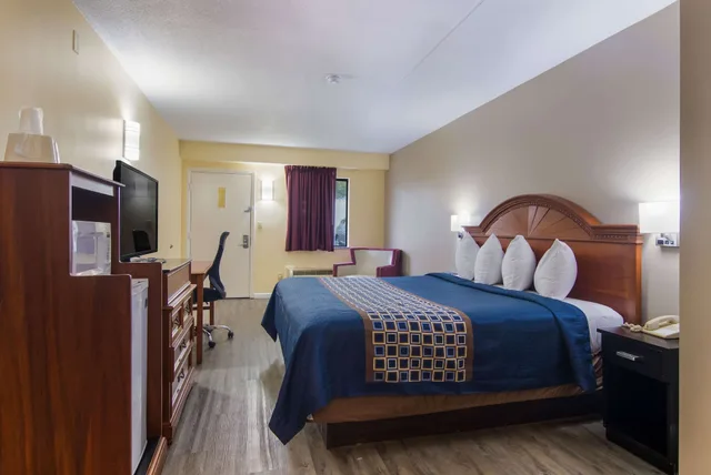 غرفة قياسية بسرير كينج، Rodeway Inn and Suites Monroeville Pittsburgh 2/5