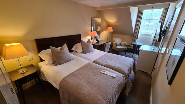 غرفة قياسية بسريرين منفصلين بإطلالة على المدينة، St Georges Hotel 2/10