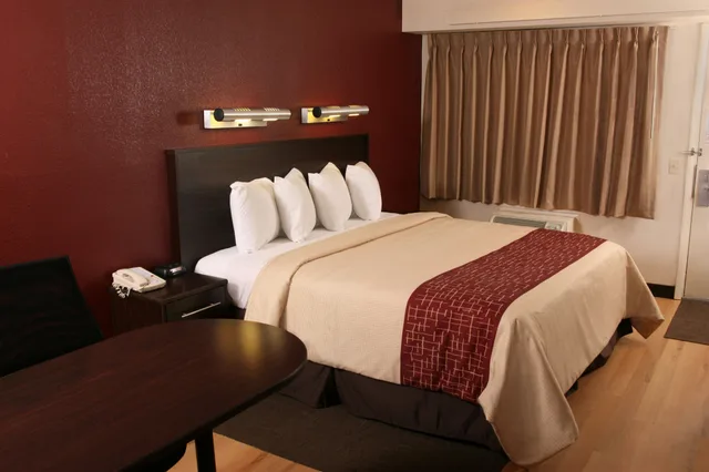 Non-Smoking Superior 1 King Bed, Micro-Fridge, Red Roof Plus Philadelphia Airport 4/6