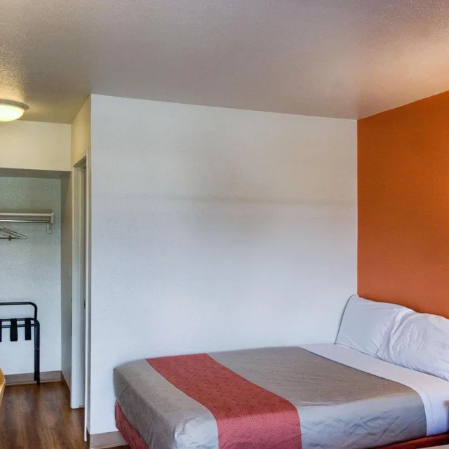 1 Queen Bed Micfridge، Motel6 Everett, WA - North 6/10