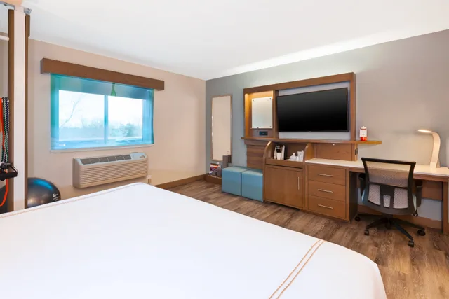غرفة بسرير كينج لذوي الإعاقة، EVEN Hotel Ann Arbor 1/8
