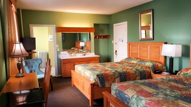 غرفة بسرير كينج وسريرين كوين، James Bay Inn Hotel Suites Cottage 1/5