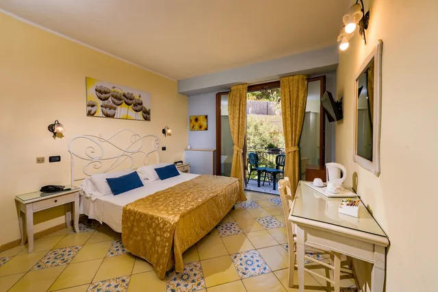 Room, Side Sea View, Balcony, HOTEL CALA MARINA 1/10