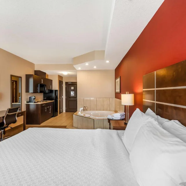 غرفة بسرير كينج بجاكوزي بمطبخ، Best Western Plus Kindersley Hotel 1/10