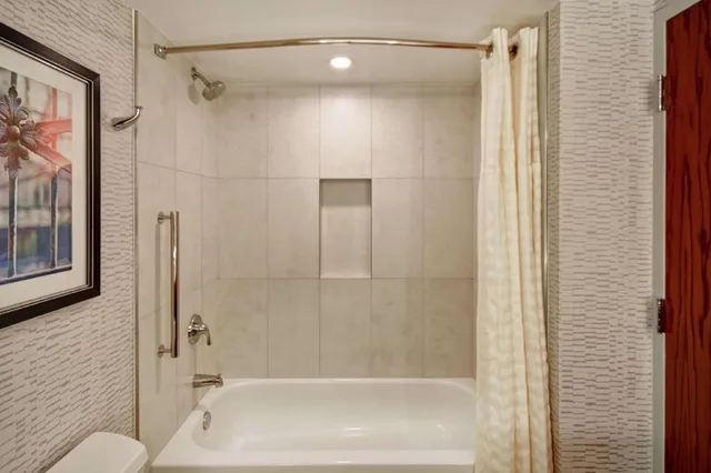 Pure, 2 Rooms, Wellness, Suite, King Bed, Sofa، Embassy Suites by Hilton Omaha Downtown Old Market 3/4