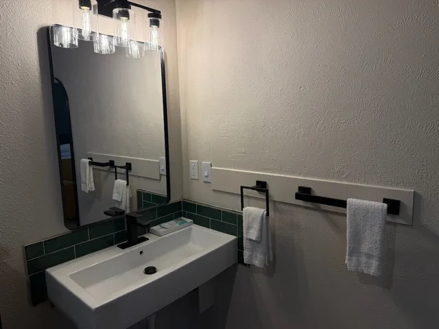 Deluxe, Quadruple, 2 Queen Beds, Accessible, Boulder Twin Lakes Inn 6/8